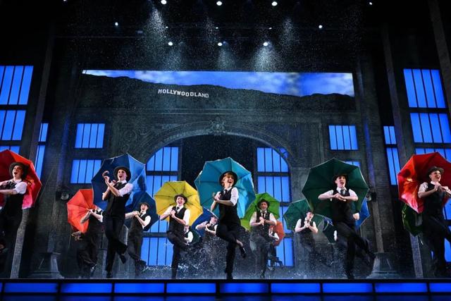 北京首演｜六吨水泼出一场视听盛宴，《雨中曲》如何惊艳京城？