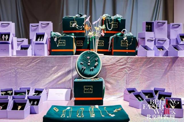 共赴时尚十年之约丨AW2025北京时装周盛大启幕