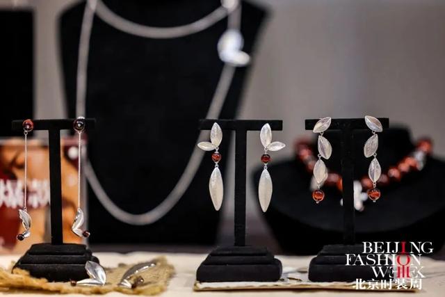 共赴时尚十年之约丨AW2025北京时装周盛大启幕