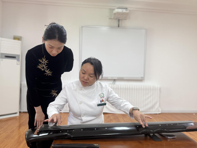 【汤医新闻】“琴韵悠扬，医心同庆”：古韵生香，共赴生日之约