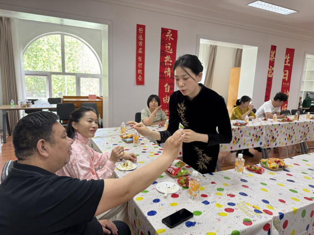 【汤医新闻】“琴韵悠扬，医心同庆”：古韵生香，共赴生日之约