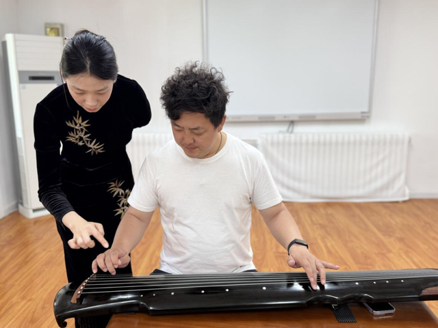 【汤医新闻】“琴韵悠扬，医心同庆”：古韵生香，共赴生日之约